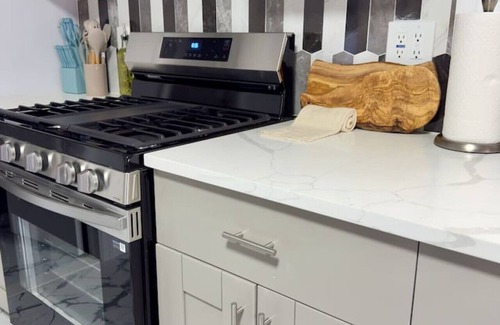 Bayonne Apartment | 2BR with Washer/Dryer | Near NYC