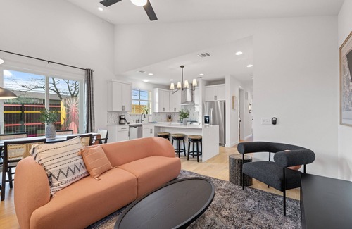 East MLK House | 2Home 9BR - 2 Heated Pools, Fire Pit + Epic Murals