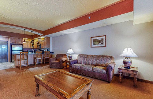 Wisconsin Dells Condo | 2nd-floor condo with elevator, jetted tub, full kitchen, & fireplaces