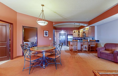 Wisconsin Dells Condo | 2nd-floor condo with elevator, jetted tub, full kitchen, & fireplaces