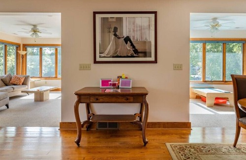 Edgewater Condo | 2nd Floor Edgewater · Lovely Lakefront Home 3Bd+Crib 8 min to Downtn
