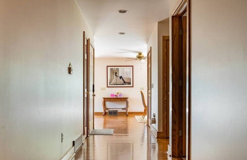 Edgewater Condo | 2nd Floor Edgewater · Lovely Lakefront Home 3Bd+Crib 8 min to Downtn