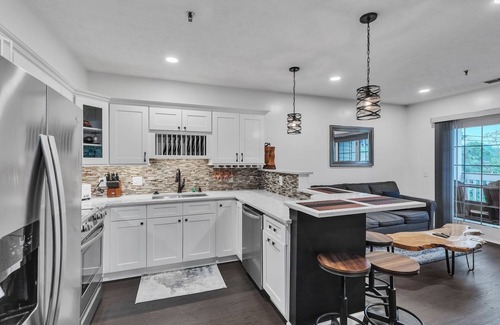 Nashville Condo | 2nd Floor Front Side Signature Suite - 201 by Grand Wood Suites