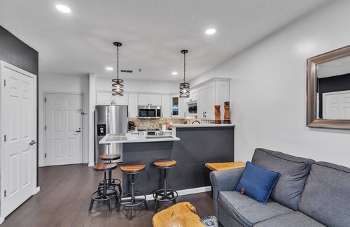 Nashville Condo | 2nd Floor Front Side Signature Suite - 201 by Grand Wood Suites