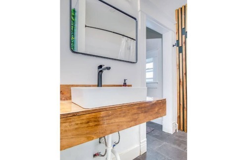 Beechmont House | 2nd Floor Penthouse w/fast wifi and RV Parking