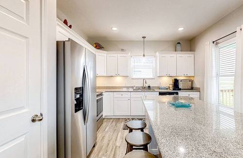 Gilchrist House | 2nd-floor snowbird-friendly home with Gulf & beach views, patio, outdoor shower