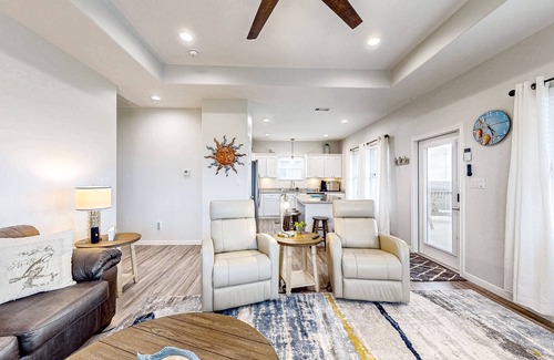 Gilchrist House | 2nd-floor snowbird-friendly home with Gulf & beach views, patio, outdoor shower