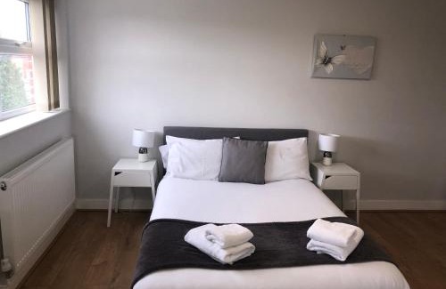 Loughborough Apartment | 2nd Floor Town Centre Apt with FREE Parking