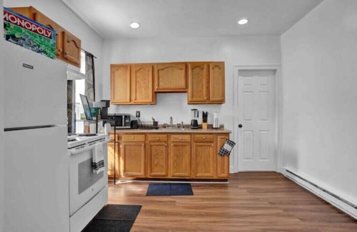 St. Paul's Park Apartment | 2nd flr Paradise downtown Allentown! Secured parking lot
