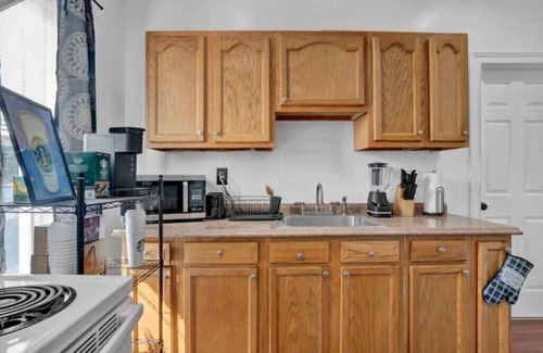 St. Paul's Park Apartment | 2nd flr Paradise downtown Allentown! Secured parking lot