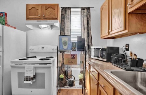 St. Paul's Park Apartment | 2nd flr Paradise downtown Allentown! Secured parking lot
