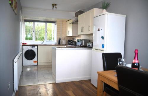Willenhall House | 2ndHomeStays- Willenhall-A Serene 3 Bed House with a Garden View-Suitable for Contractors and Families-Sleeps 9 - 7 mins to J10 M6 and 21 mins to Birmingham