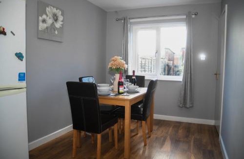 Willenhall House | 2ndHomeStays- Willenhall-A Serene 3 Bed House with a Garden View-Suitable for Contractors and Families-Sleeps 9 - 7 mins to J10 M6 and 21 mins to Birmingham