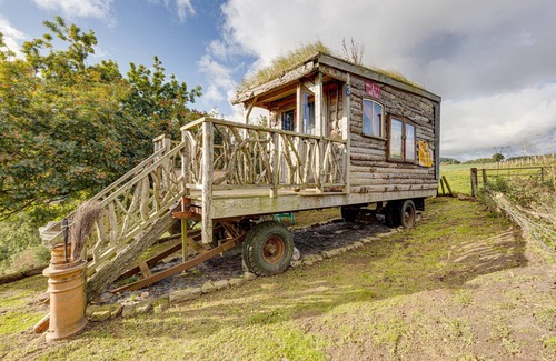 Scarborough Cabin | 2x Double Bed - Glamping Wagon, Dalby Forest