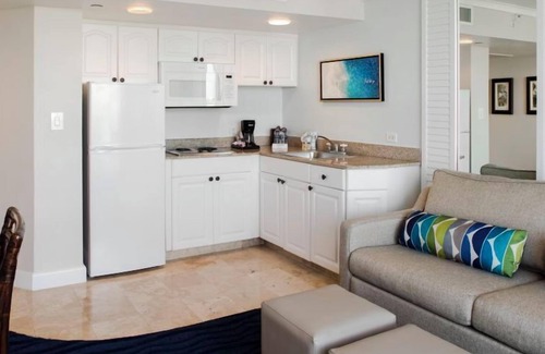 Brightwater Hotel | 2xTropical View Villa w/Balcony 2 Queen Beds Room at Island Grand at TradeWinds