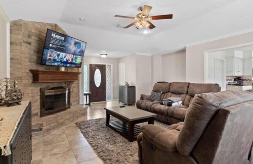 Dickinson House | 3/2 Oasis in a Beautifully Lush Neighborhood!