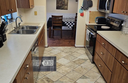 Crystal River House | 3/3 fits 12 people easily! Pool, jacuzzi, kid games and more!