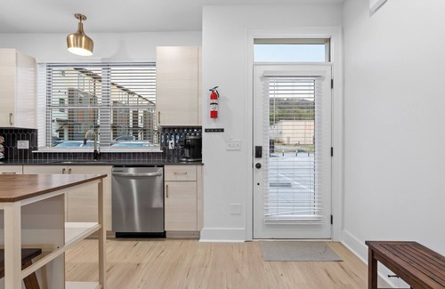 Chattanooga House | 3/3 sauna, arcade, play couch, 70" TV, fire pit, balconies, 6 min from downtown