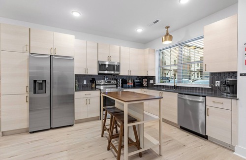 Chattanooga House | 3/3 sauna, arcade, play couch, 70" TV, fire pit, balconies, 6 min from downtown
