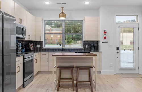 Chattanooga House | 3/3 sauna, arcade, play couch, 70" TV, fire pit, balconies, 6 min from downtown
