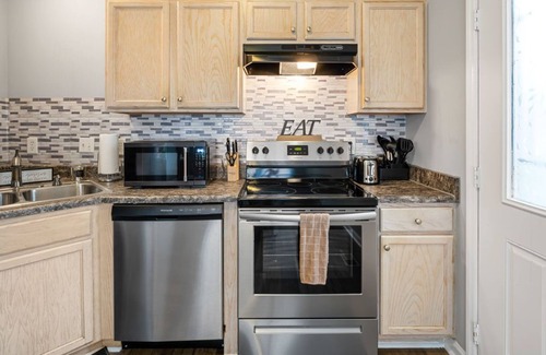 Greensboro House | 3-5 Mins from Downtown Cozy Clean & Newly Renovated 2 level Home