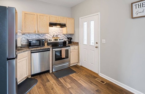 Greensboro House | 3-5 Mins from Downtown Cozy Clean & Newly Renovated 2 level Home