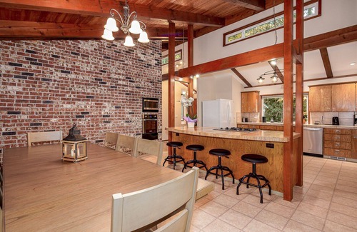 Happy Valley House | 3 Acre Private Oasis Retreat in City! Events Availn