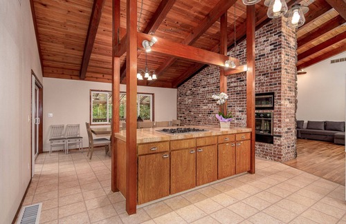 Happy Valley House | 3 Acre Private Oasis Retreat in City! Events Availn