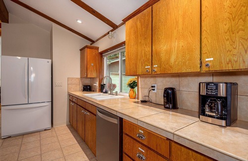 Happy Valley House | 3 Acre Private Oasis Retreat in City! Events Availn