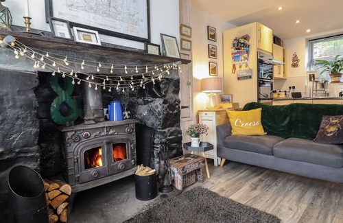 Tanygrisiau Cottage | 3 BARLWYD TERRACE, pet friendly, with open fire in Blaenau Ffestiniog