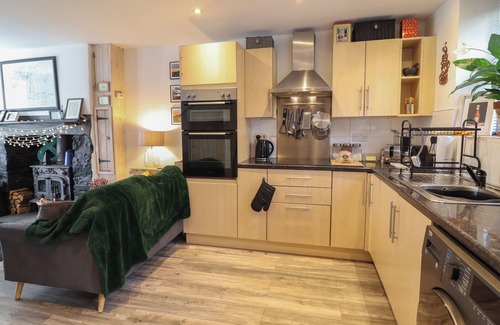 Tanygrisiau Cottage | 3 BARLWYD TERRACE, pet friendly, with open fire in Blaenau Ffestiniog