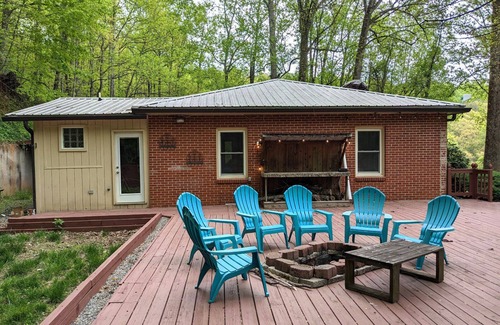 Sylva House | 3 bd 2 ba 1700 sq ft renovated home secluded yet close to many area attractions