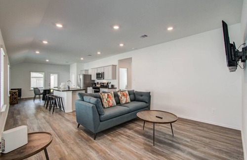 Spring House | 3 Bd/2 Ba Cozy Home 15 Min from IAH!