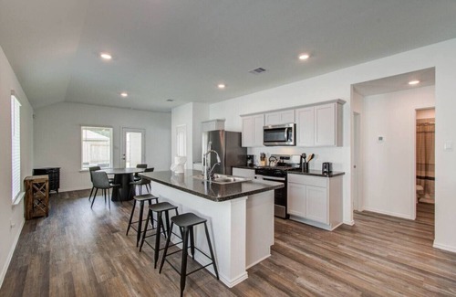Spring House | 3 Bd/2 Ba Cozy Home 15 Min from IAH!