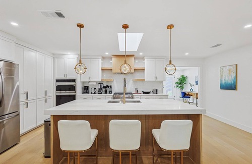 Northeast Dallas House | 3-BD/3-BA Bungalow ft. Backyard w/Deck & Firepit