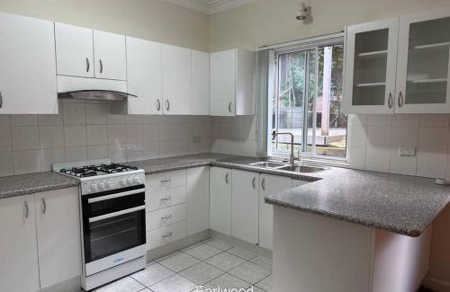 Earlwood Apartment | 3 BDR house close to train station, airport & City