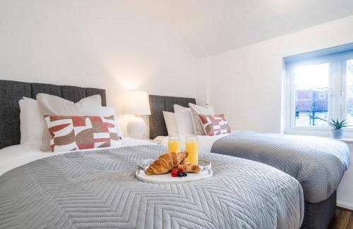 Norbiton House | 3 BDR House in Kingston upon Thames, London Waterloo in 30 mins