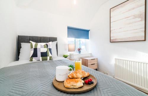 Norbiton House | 3 BDR House in Kingston upon Thames, London Waterloo in 30 mins