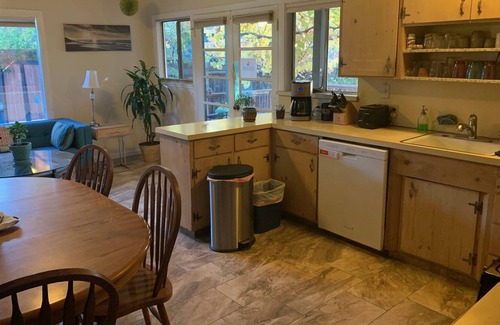San Jose House | 3 bdrm, 2 Bath, Close to SJC, Pool, Hot Tub & Sauna