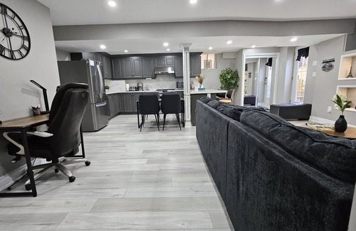 Brampton House | 3 bdrm 3 full bath W/D in Brampton/Toronto, sleeps 16.