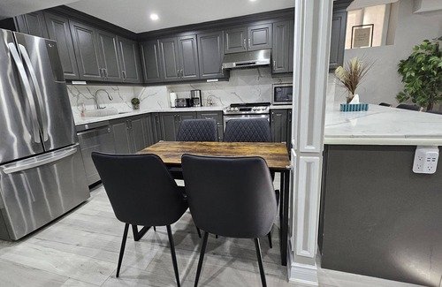 Brampton House | 3 bdrm 3 full bath W/D in Brampton/Toronto, sleeps 16.