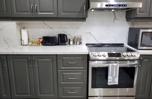 Brampton House | 3 bdrm 3 full bath W/D in Brampton/Toronto, sleeps 16.