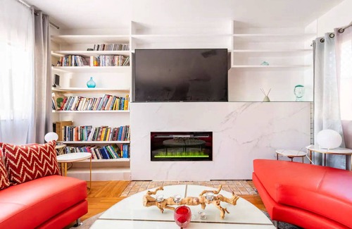 Melrose House | 3 Bdrm + 6 Beds + 2 Baths In A Cozy West Hollywood House