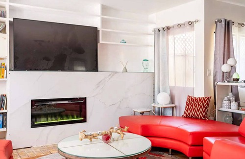 Melrose House | 3 Bdrm + 6 Beds + 2 Baths In A Cozy West Hollywood House