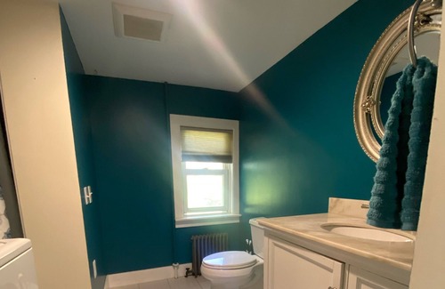 West Stockbridge House | 3 bdrm cottage in heart of Southern Berkshires- mountain trails; walk to town