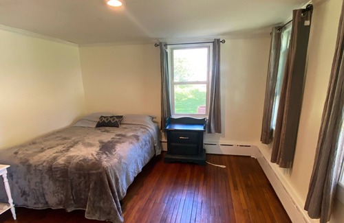 West Stockbridge House | 3 bdrm cottage in heart of Southern Berkshires- mountain trails; walk to town