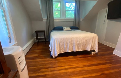 West Stockbridge House | 3 bdrm cottage in heart of Southern Berkshires- mountain trails; walk to town