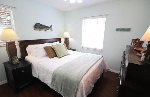 Homosassa House | 3 Bdrms & Private Backyard Tiki Courtyard & more