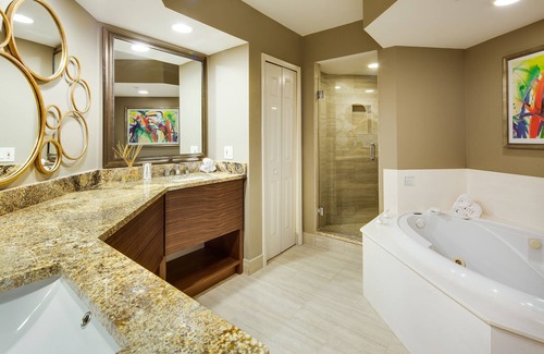 South Island Hotel | 3 Beachfront Suites: Kitchen, Balcony & Free Parking Included!