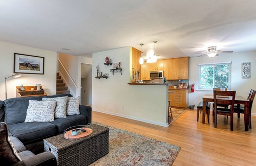 Bayview House | 3 Bed 1.5 Bath Blocks to Beach- Dogs OK! Quiet Cul-de-sac